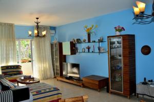 un salon avec un mur bleu dans l'établissement 50 meters to the beach 3 bedroom appartment, à Limassol