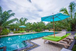 Palm Pran Resort内部或周边的泳池