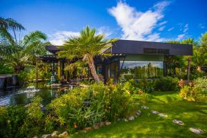 Palm Pran Resort外面的花园