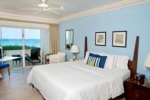 Cama ou camas em um quarto em Mango Bay All Inclusive