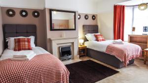 A bed or beds in a room at By NEC and Solihull - 4 Bedroom House with 7 Single Beds, Garden and large driveway for 5 cars