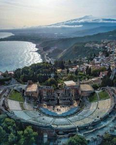 una vista aérea de un anfiteatro junto al océano en Holiday Home Gionny & Mary, en Taormina