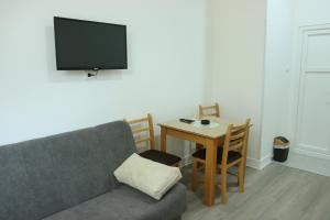 TV a/nebo společenská místnost v ubytování Apartments Oki