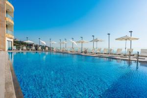 Bazén v ubytování Maximus Hotel Byblos nebo v jeho okolí