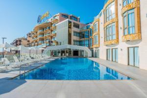 Maximus Hotel Byblos tesisinde veya buraya yakın yüzme havuzu
