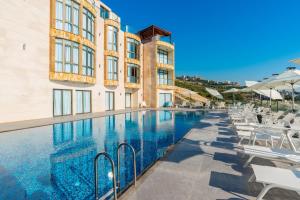 Bazén v ubytování Maximus Hotel Byblos nebo v jeho okolí