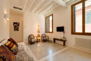 uma sala de estar com um sofá e uma mesa em Ca' Dorina Luxury em Veneza