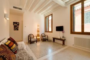 a living room with a couch and a table at Ca' Dorina Luxury in Venice