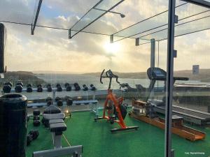 um quarto com um ginásio com vista para o oceano em Panorama Hotell & Resort em Steinsland