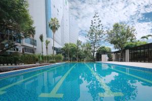 an empty swimming pool in front of a building at Fuzhou Lakeside Hotel in Fuzhou