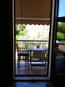 uitzicht op een tafel en stoelen vanaf een deur bij Carrer Dels Horts in Alghero