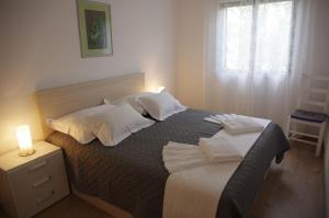 Posteľ alebo postele v izbe v ubytovaní Apartments Sonja Podgora