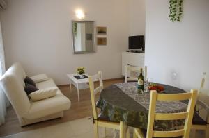 Televízia a/alebo spoločenská miestnosť v ubytovaní Apartments Sonja Podgora