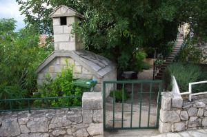 Vonkajšia záhrada v ubytovaní Apartments Sonja Podgora