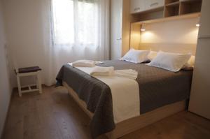 Un pat sau paturi într-o cameră la Apartments Sonja Podgora