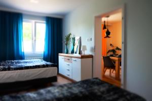 sypialnia z 2 łóżkami, biurkiem i oknem w obiekcie Apartament Mieszczański w mieście Sandomierz