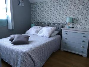 ein kleines Schlafzimmer mit einem Bett und einer Kommode in der Unterkunft La Tribu de Beauval 6ch grand terrain et parking privé in Saint-Aignan + 32 Fotos