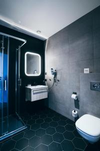 レダにあるGreen Village w Aquapark Redaのバスルーム(トイレ、洗面台、シャワー付)