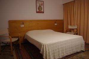 a bedroom with a white bed and two chairs at Eden Playa Standing in Sant Antoni de Calonge +27 photos