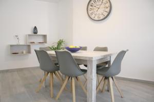 サロウにあるSynergie SI10 - Cellaのダイニングルームテーブル(椅子付)、壁掛け時計
