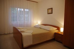 Posteľ alebo postele v izbe v ubytovaní Apartments Sonja Podgora