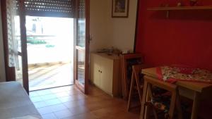 a kitchen with a door open to a patio at Appartamento Pitagora in Scalea