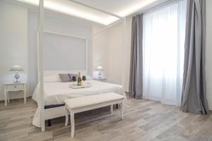 a hotel room with a bed, table and a lamp at Casa Solmes in Olbia