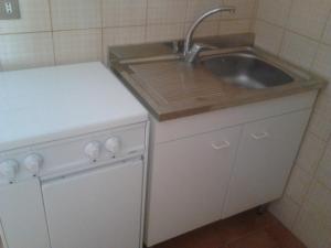 una piccola cucina con un lavello e un bancone di Appartamento Pitagora a Scalea Altre 37 foto