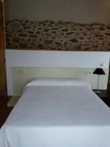A bed or beds in a room at Casa Rural La Antigua Fragua
