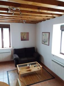 sala de estar con sofá y mesa de centro en Casa Rural La Antigua Fragua en Los Llanos de Tormes