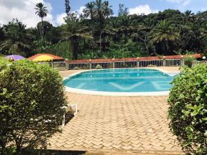 La Vallée de Bana内部或周边的泳池