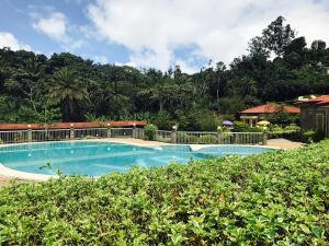 La Vallée de Bana内部或周边的泳池