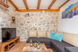 特斯特諾的住宿－Summer Cottage，带沙发和壁炉的客厅