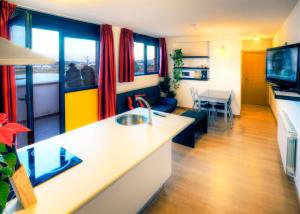 TV a/nebo společenská místnost v ubytování Apartamentos Bahía de Boó