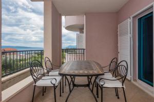 a table and chairs on a balcony with a table at Apartmani Stella Maris in Makarska