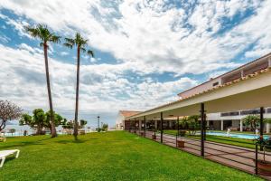 Бассейн в Parador de Nerja или поблизости