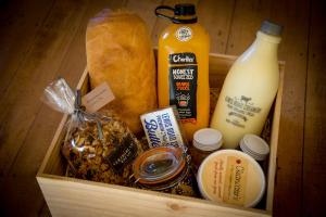 una caja de madera con comida y bebidas. en Coldstream Estate - The Whare en Coldstream