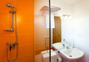 Koupelna v ubytování Apartamentos Bahía de Boó
