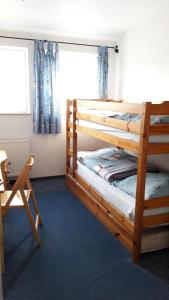 a bedroom with two bunk beds in a room at Ferien- und Reiterparadies Voßhörnerhof in Neuschoo