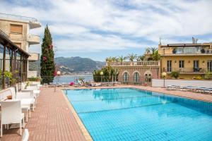 Bazén v ubytování Hotel Villa Esperia nebo v jeho okolí