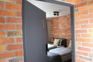 Łóżko lub łóżka w pokoju w obiekcie Apartamenty Centrum Park Sowińskiego 19
