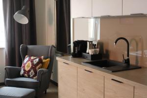 Kuchnia lub aneks kuchenny w obiekcie Apartamenty Centrum Park Sowińskiego 19