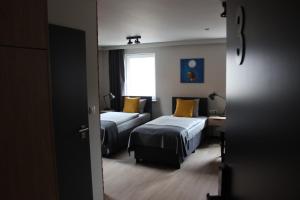 Łóżko lub łóżka w pokoju w obiekcie Apartamenty Centrum Park Sowińskiego 19