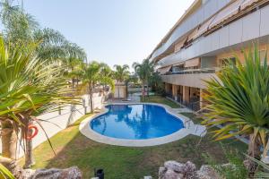 Bazén v ubytovaní Hill apartment with terrace, parking, pool & paddle court alebo v jeho blízkosti