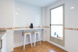 Kuchyňa alebo kuchynka v ubytovaní Hill apartment with terrace, parking, pool & paddle court