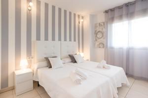 Posteľ alebo postele v izbe v ubytovaní Hill apartment with terrace, parking, pool & paddle court + 37 fotografií