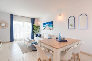 Fotografia z galérie ubytovania Hill apartment with terrace, parking, pool & paddle court v destinácii Torremolinos