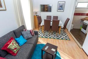 ein Wohnzimmer mit einem Sofa und einem Tisch in der Unterkunft Villa Croatia in Zadar