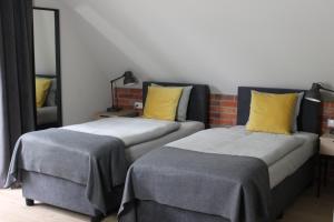 Łóżko lub łóżka w pokoju w obiekcie Apartamenty Centrum Park Sowińskiego 19