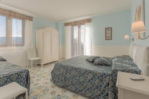 una camera d'albergo con due letti e un tavolo di La Casetta in villa a Santa Maria di Castellabate
